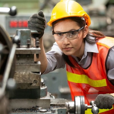 Portrait de femme opérateur de production dans l'industrie