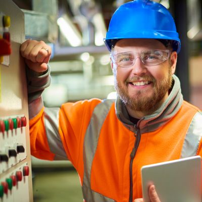 l'image présente un technicien de maintenance industriel