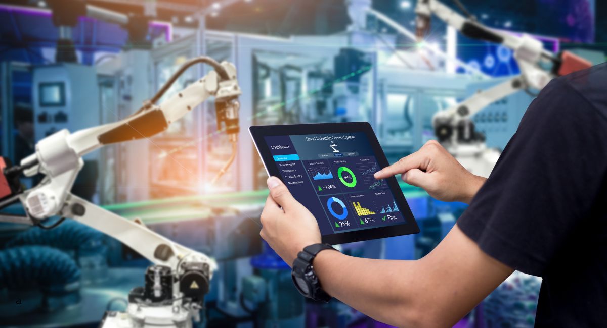 Un jeune travaille avec un robot dans une usine.