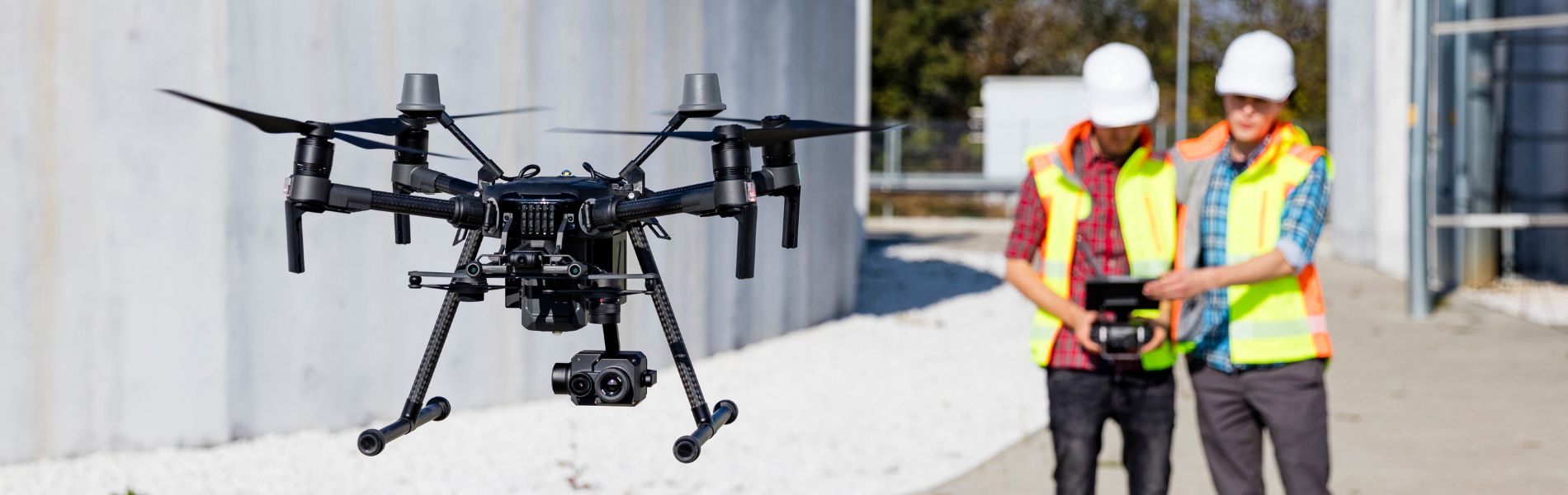 Un homme et une femme manipule un drone