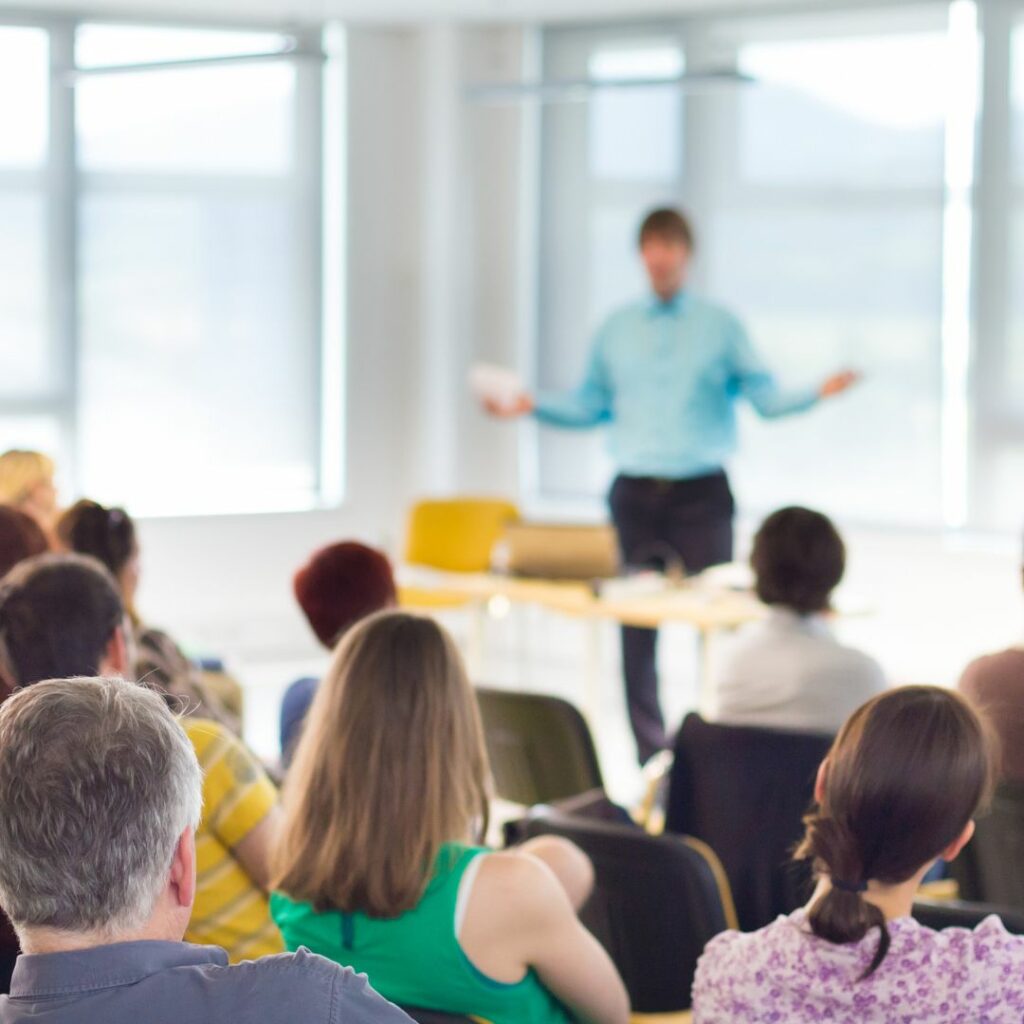 Échange entre professionnels RH d’entreprises industrielles