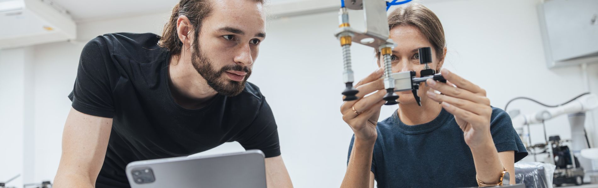 un homme et une femme devant une machine dans l'industrie