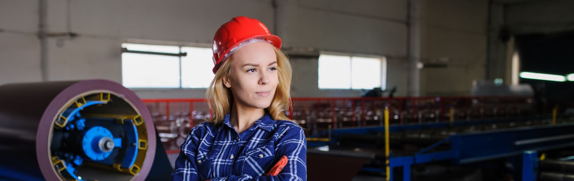 Femme heureuse réalisant son stage de 3eme dans l'industrie