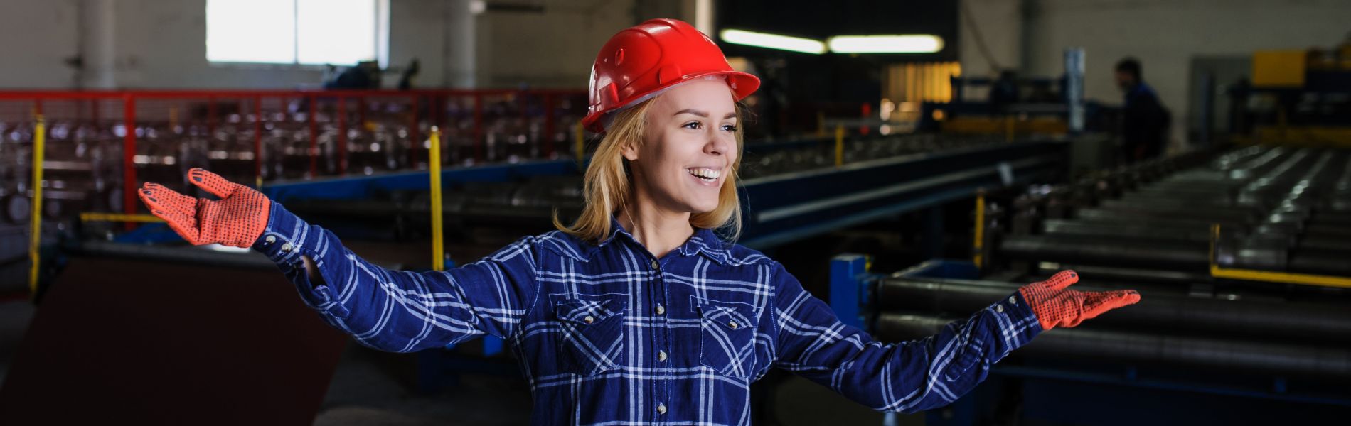 Jeune femme souriante qui fait son stage de troisieme dans l'industrie