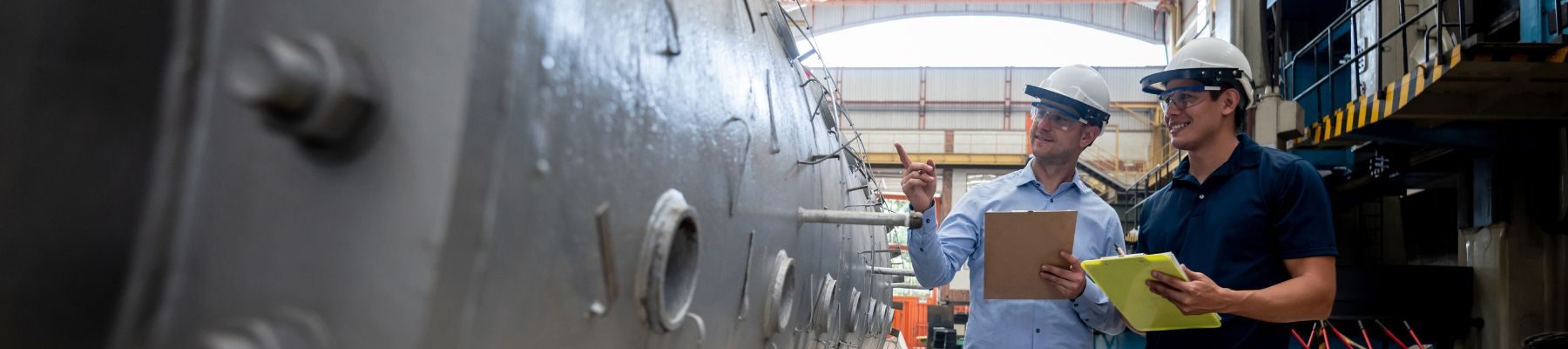L'image montre une usine de métallurgie