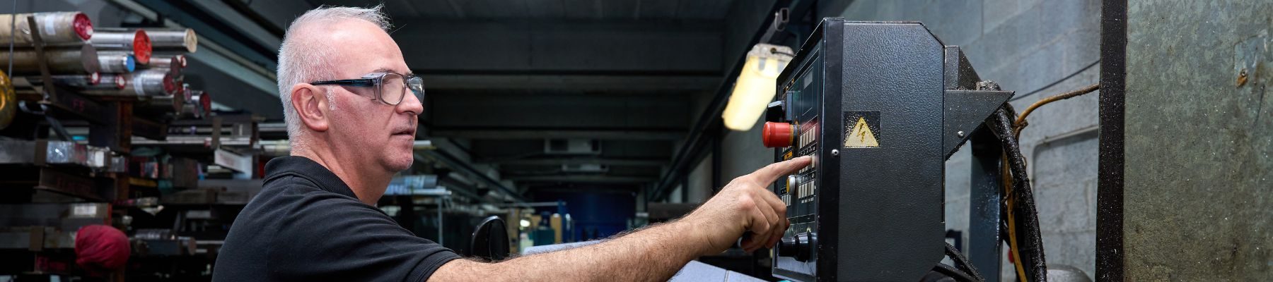 L'image montre une usine de métallurgie